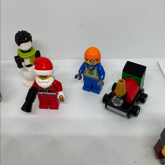 LEGO Festive Minifigure Collection - Red, Blue, Black - Picture 3 of 5